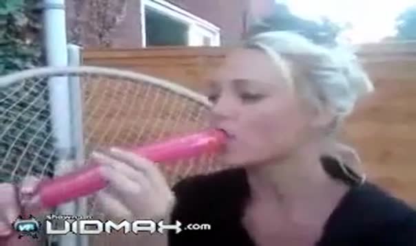 Insanely hot teen babe shows how she can deepthroat by using a balloon.