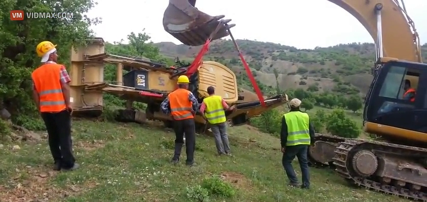 Lifting a Excavator with a bigger Excavator fails miserably - Videos - VidMax.com