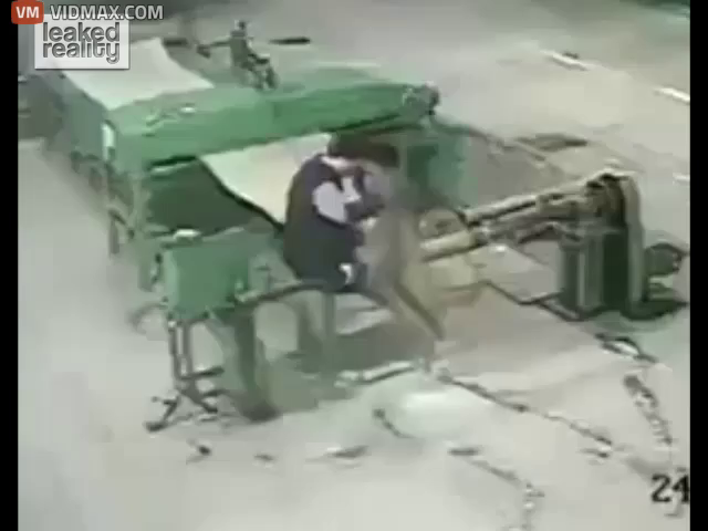 (SHOCK WARNING) Chinese worker dies when he's sucked into a textile machine - Videos - VidMax.com 